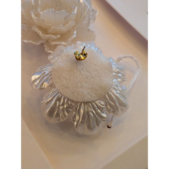 ZARA Earrings Womens Statement White Pearlized 3D Flower Lightweight Embossed - Picture 5 of 10